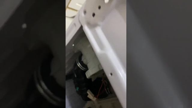 Проверяйте карманы перед стиркой! ( что делать если стиральная машинка не сливает воду) смотреть онлайн