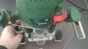 Стол-верстак, установка фрезера во вкладыш.