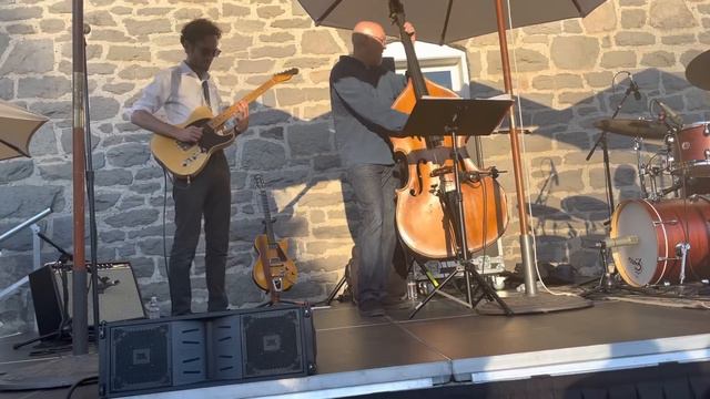 Julian Lage current guitar rig and pedalboard. Song is “Day and Age”. info in the description смотреть онлайн