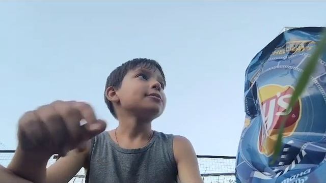 Обзор на чипсы Lays со вкусом Сметаны и зелени смотреть онлайн