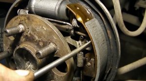 ГТ (Гаражные Темы) Замена задних тормозных колодок на Тойота Карина Е