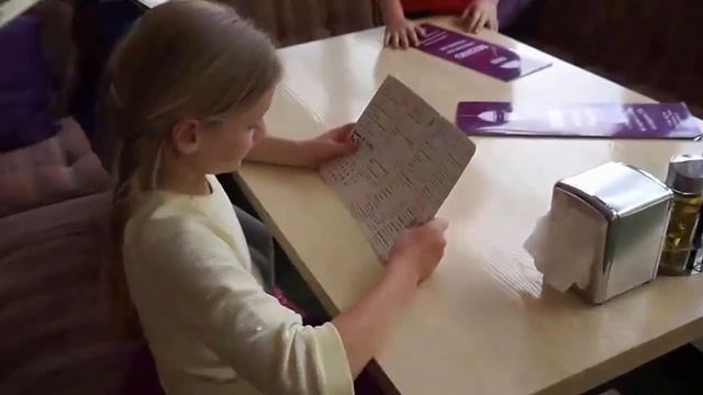 Когда мы одни в кафе... смотреть онлайн