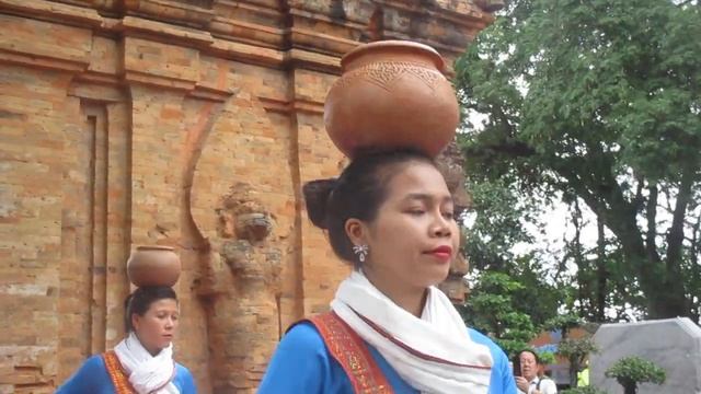 Вьетнам - танец девушек с горшками смотреть онлайн