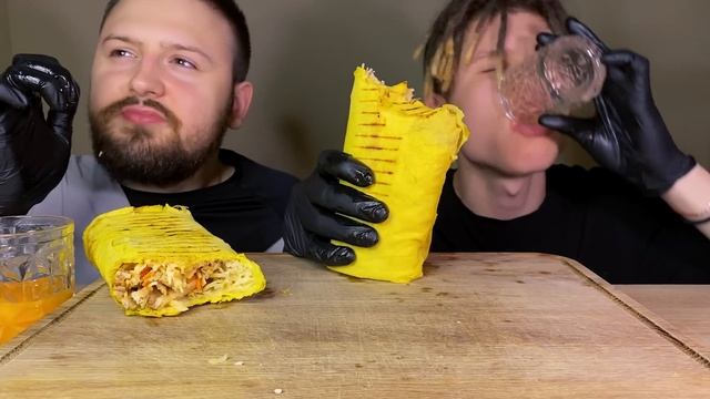 Мукбанг Шаурма // Самая Огромная Сырная Шавуха в Городе // #асмр #мукбанг #шаурма #итинг