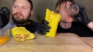 Мукбанг Шаурма // Самая Огромная Сырная Шавуха в Городе // #асмр #мукбанг #шаурма #итинг