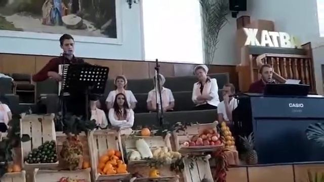 Листья падают Осенью... смотреть онлайн