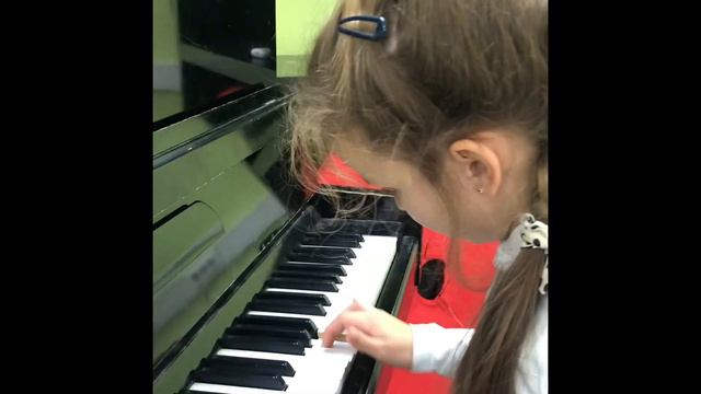 Маша играет на пианино смотреть онлайн