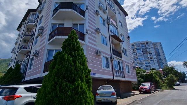 Однокомнатная КВАРТИРА с ремонтом в ЦЕНТРЕ Геленджика | ДОМ клубного типа в 700 метрах от моря смотреть онлайн