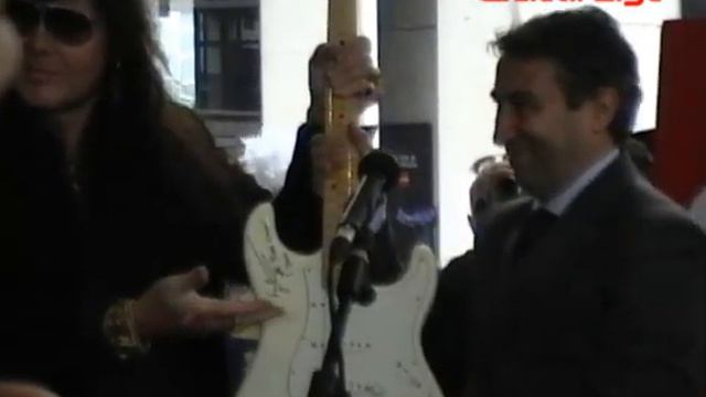 Yngwie Malmsteen dona Stratocaster al Comune di Bologna смотреть онлайн