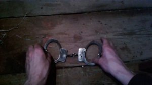 Видео: Как правильно открыть и закрыть наручники?