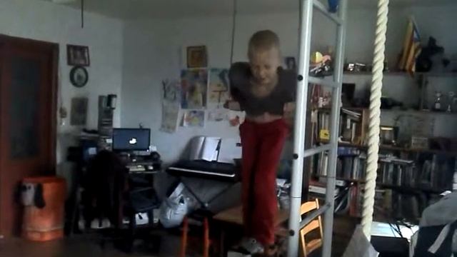 маленький ребенок на турнике, 5 подъемов переворотом смотреть онлайн