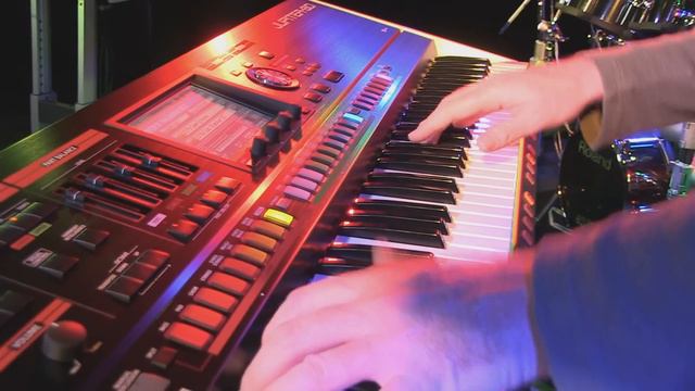 Roland JUPITER-80 Trio Performance смотреть онлайн