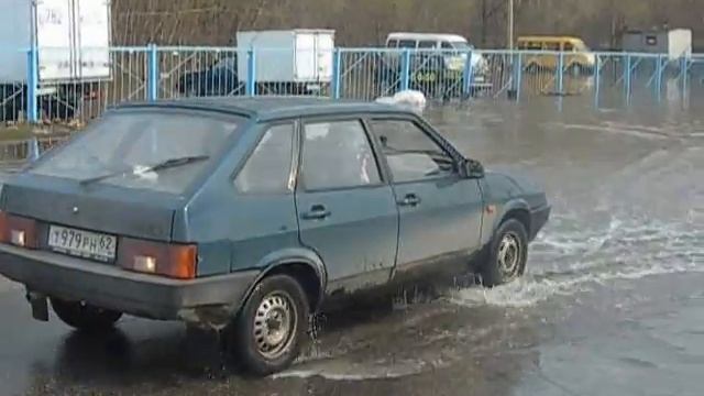 АиФ-Рязань. Автомобили на подтопленном участке дороги в Рязани. Часть 1