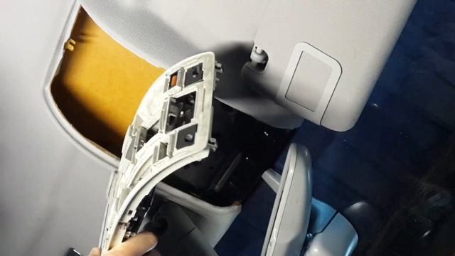 How to remove the "dome lights" top console next to the mirror of the Audi A6 C6 / 4F смотреть онлайн