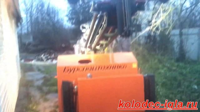 Заезд на участок малогабаритной буровой самоходки для бурения скважины на воду в стеснённых условия смотреть онлайн