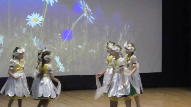 Танец первоклашек "Ромашки - цветы" - школа №30 г. Энгельса смотреть онлайн