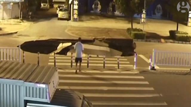 Карстовая воронка на дороге. смотреть онлайн
