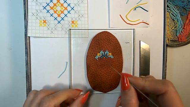 Мастер-класс: Кулон с имитацией кожи и вышивки из полимерной глины FIMO/polymer clay tutorial смотреть онлайн