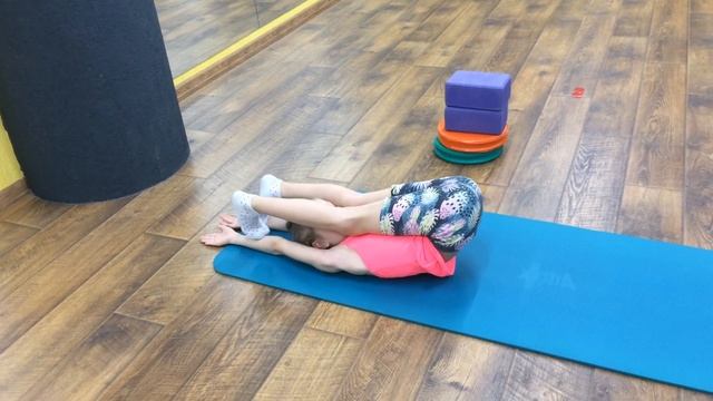 Упражнение на растяжку. Гимнастика, акробатика. Дети 5-8 лет смотреть онлайн