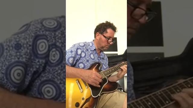 Slow blues in A minor on a Gibson ES 335 смотреть онлайн