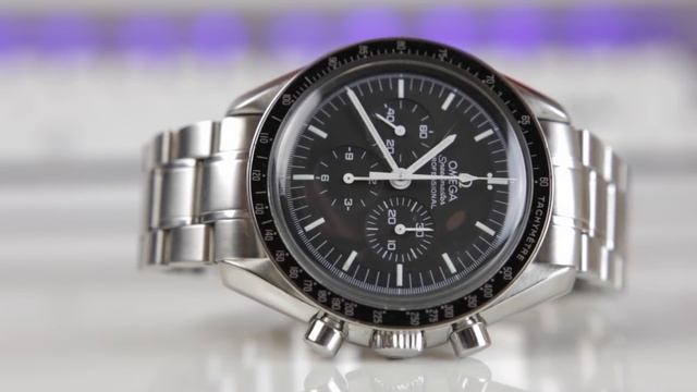 Timeless Tech - FIRST WATCH WORN ON THE MOON - Omega Speedmaster Review смотреть онлайн