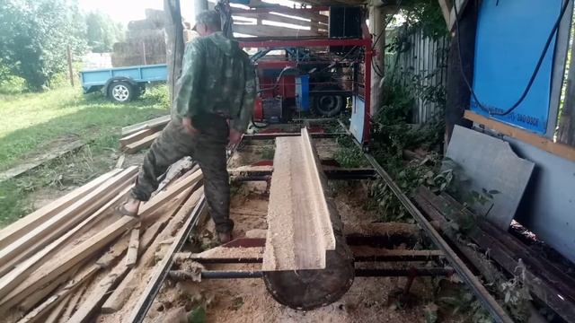 пилю березу на самодельной пилораме. смотреть онлайн