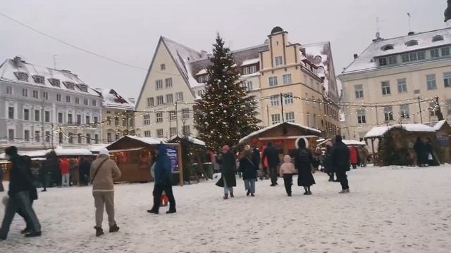 Рождественская ярмарка в старом городе. Эстония Таллинн смотреть онлайн