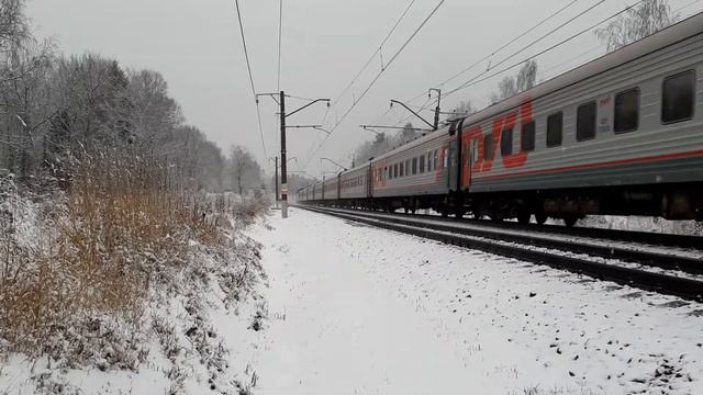 ЧС7-037 с пассажирским поездом близ ст. Хотьково смотреть онлайн