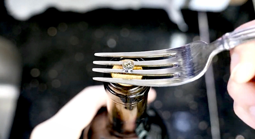 Как открыть бутылку без штопора: 8 способов с помощью подручных средств и хитростей смотреть онлайн