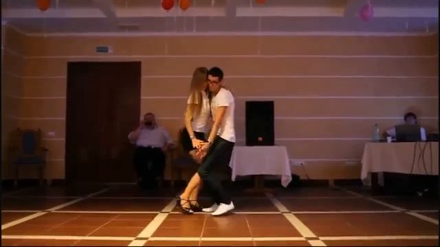 Красивый танец парня и девушки (песня Я Забуду) смотреть онлайн