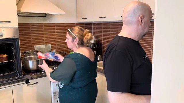 Scandal cu șatra lu Olga , pentru ca Leo de la strehaia face orez cu Creveți ! смотреть онлайн