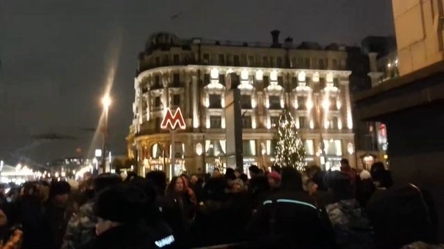 16.12.3013 (19:35) Народный сход. Люди кричат лозунги. смотреть онлайн