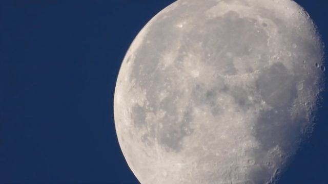 Луна при 125-кратном оптическом зуме фотоаппарата 28 июля 2021 смотреть онлайн