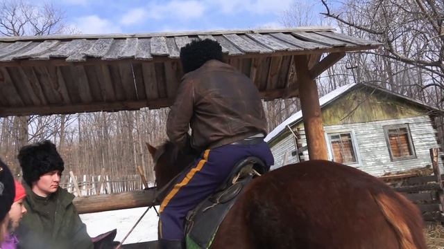 К.Хананов учит ребят Сретенской лыжни кататься на лошадях (любительская съемка)