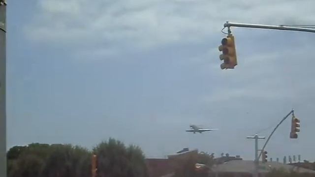 La Guardia Airport (planes) смотреть онлайн