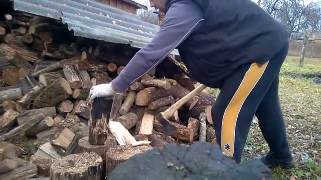 Изготовление топорища из клена и тестовая рубка машины дубового сухостоя смотреть онлайн