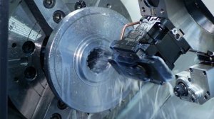 Пазы или шлицы на зубчатом колесе долбим приводным инструментом на токарном станке с ЧПУ.