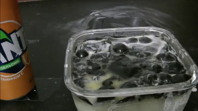 скрещиваю огромный ЛИЗУН с НЕНЬЮТОНОВСКОЙ ЖИДКОСТЬ.Замараживаю все это в FANTA.супер эксперемент