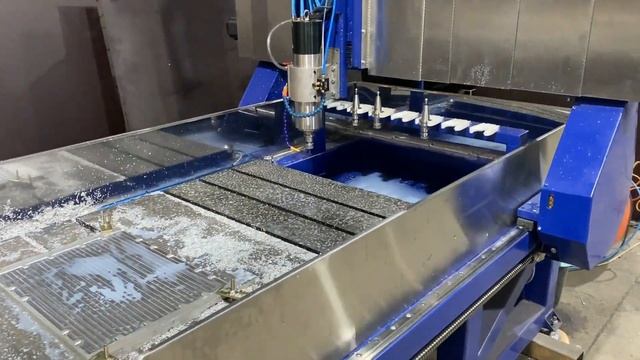 Фрезерование детали сложной формы на станке с автоматической сменой инструмента смотреть онлайн