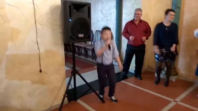 Егор поздравляет дядю на свадьбе