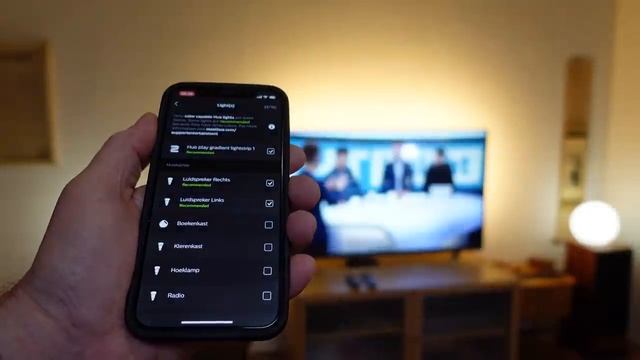 Deze Philips Hue-strip kleurt mee met je TV: Ambilight voor elke televisie! смотреть онлайн