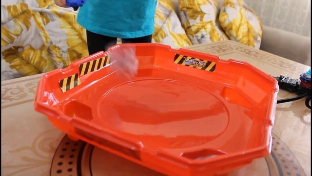 Beyblades арена. новые Beyblades, кто же круче из них. Турнир между двумя заклят