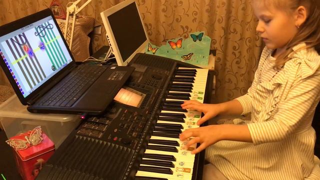 Soft Mozart Winter 2018-2019 recital. Alice, 5 yo, Russia. "Булочки" двумя руками разными пальчикам смотреть онлайн