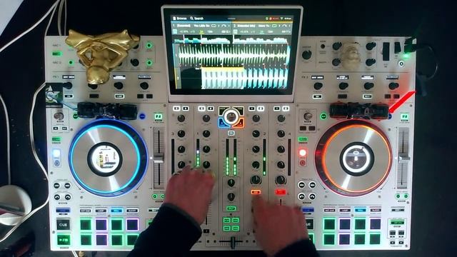 Groovy Tech House Classification Mini-Mix from 130 BPM смотреть онлайн