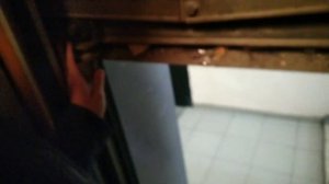 Как открыть двери лифта во время движения изнутри + лифт сломался!