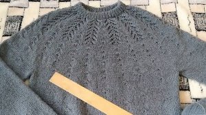 Джемпер с круглой кокеткой спицами сверху (размер 44 46)  Готовая работа из пряжи Ангорская теплая.