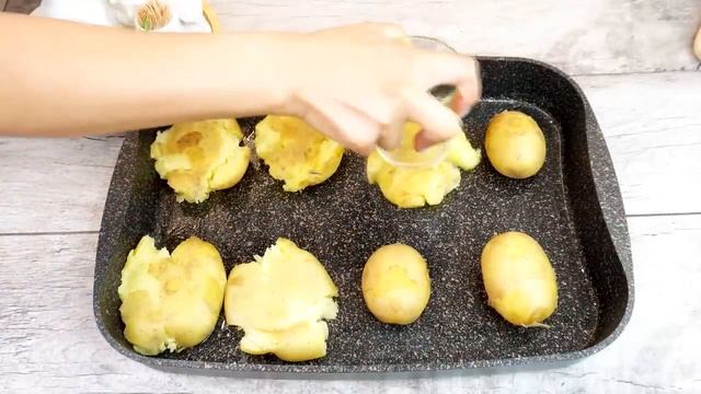 Молодой картофель готовлю еще так_ обычно одного противня нам мало (готовится пр смотреть онлайн
