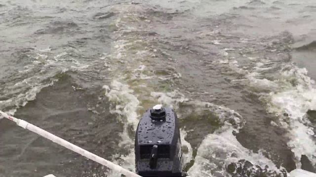 081 TOHATSU 3.5 против вмордувинда 17 м/с, волны 0.5 м. и дождя. смотреть онлайн