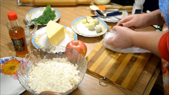 Новый салат с яблоком / Готовлю впервые. смотреть онлайн