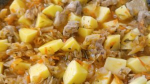 Тушеная квашеная капуста с мясом и картошкой.Вроде просто,но так вкусно пальчики оближешь!